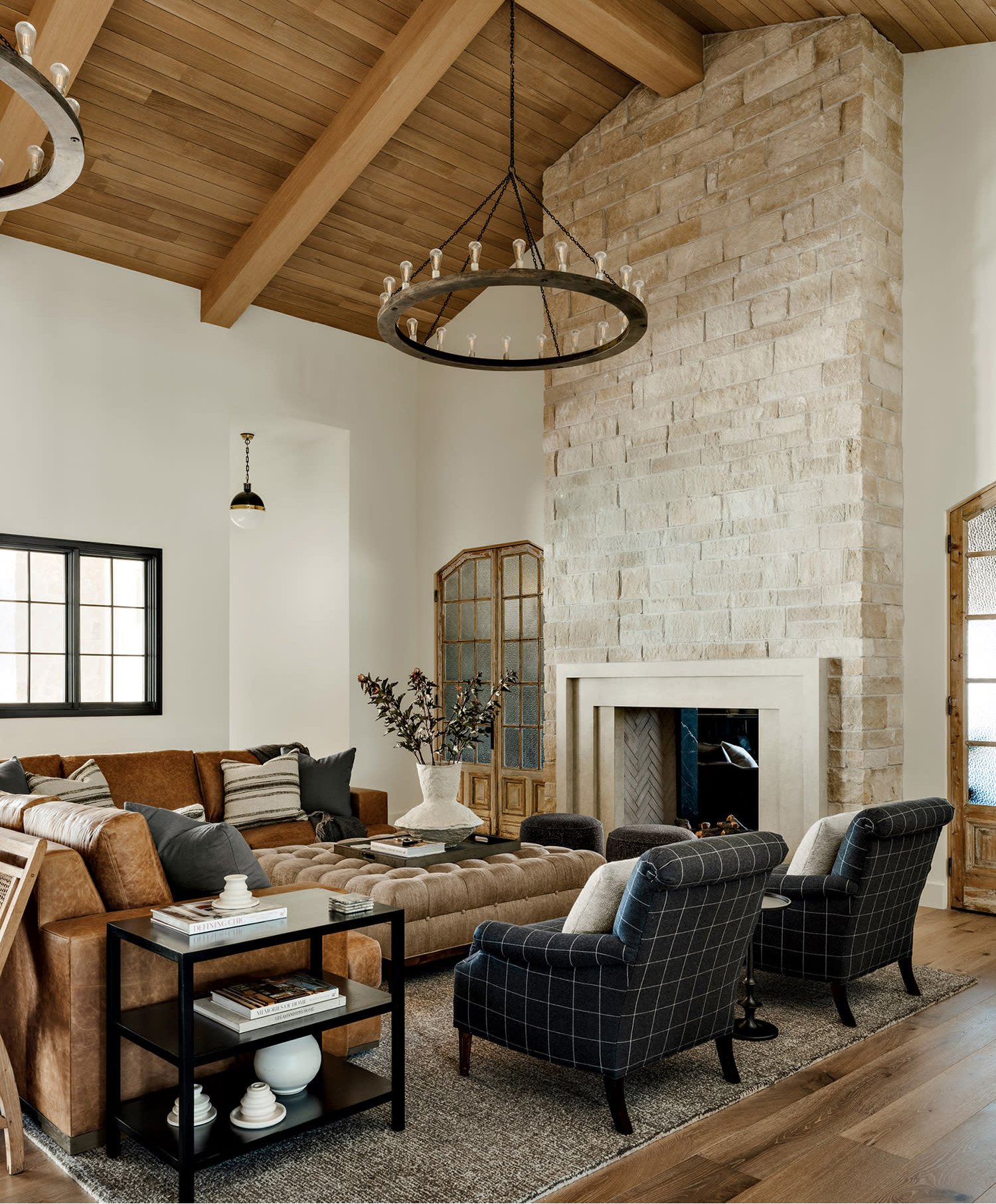 lighting-options-for-modern-rustic-living-rooms Lighting Options for Modern Rustic Living Rooms