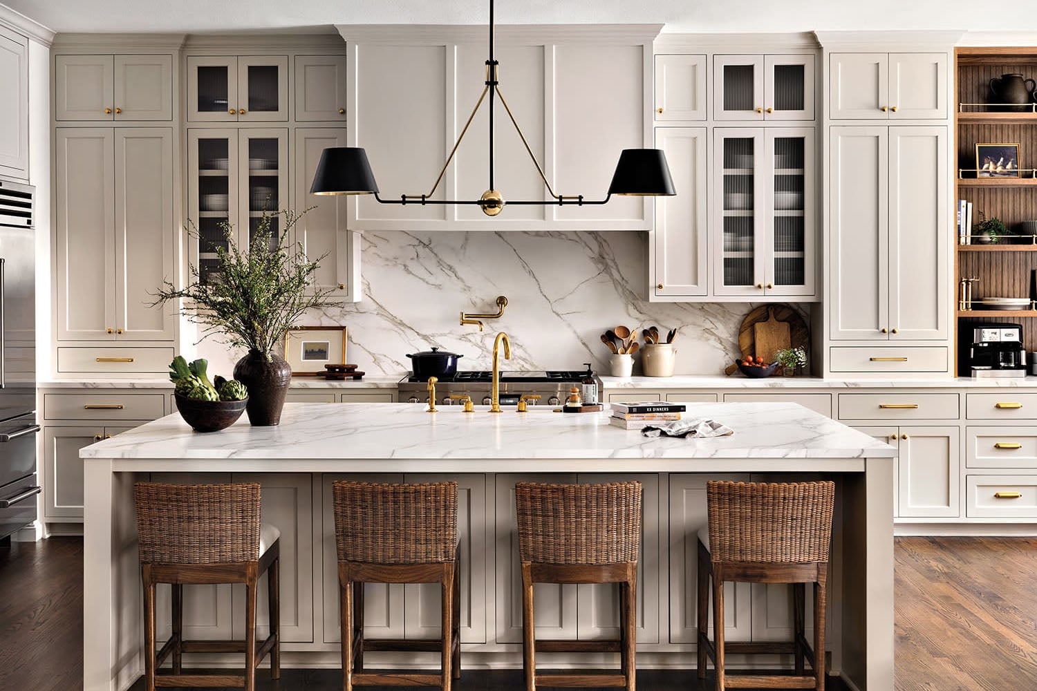 Farmhouse White Kitchen Cabinets With Black Hardware: Stunning Contrast Ideas