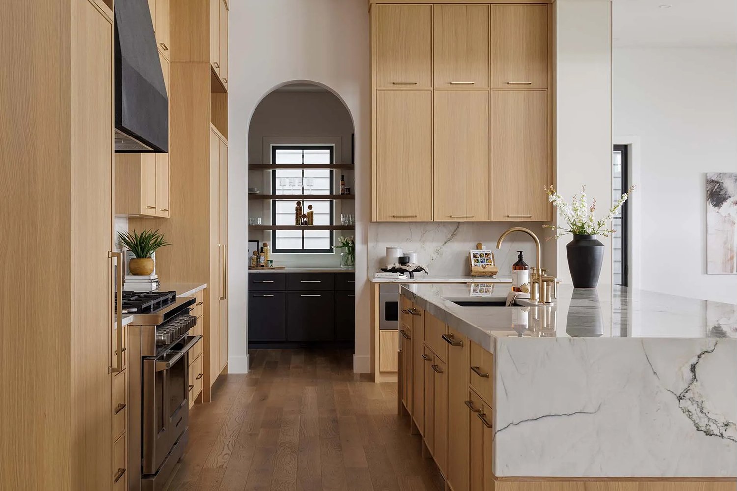wood-cabinets-with-black-accents Wood Cabinets with Black Accents