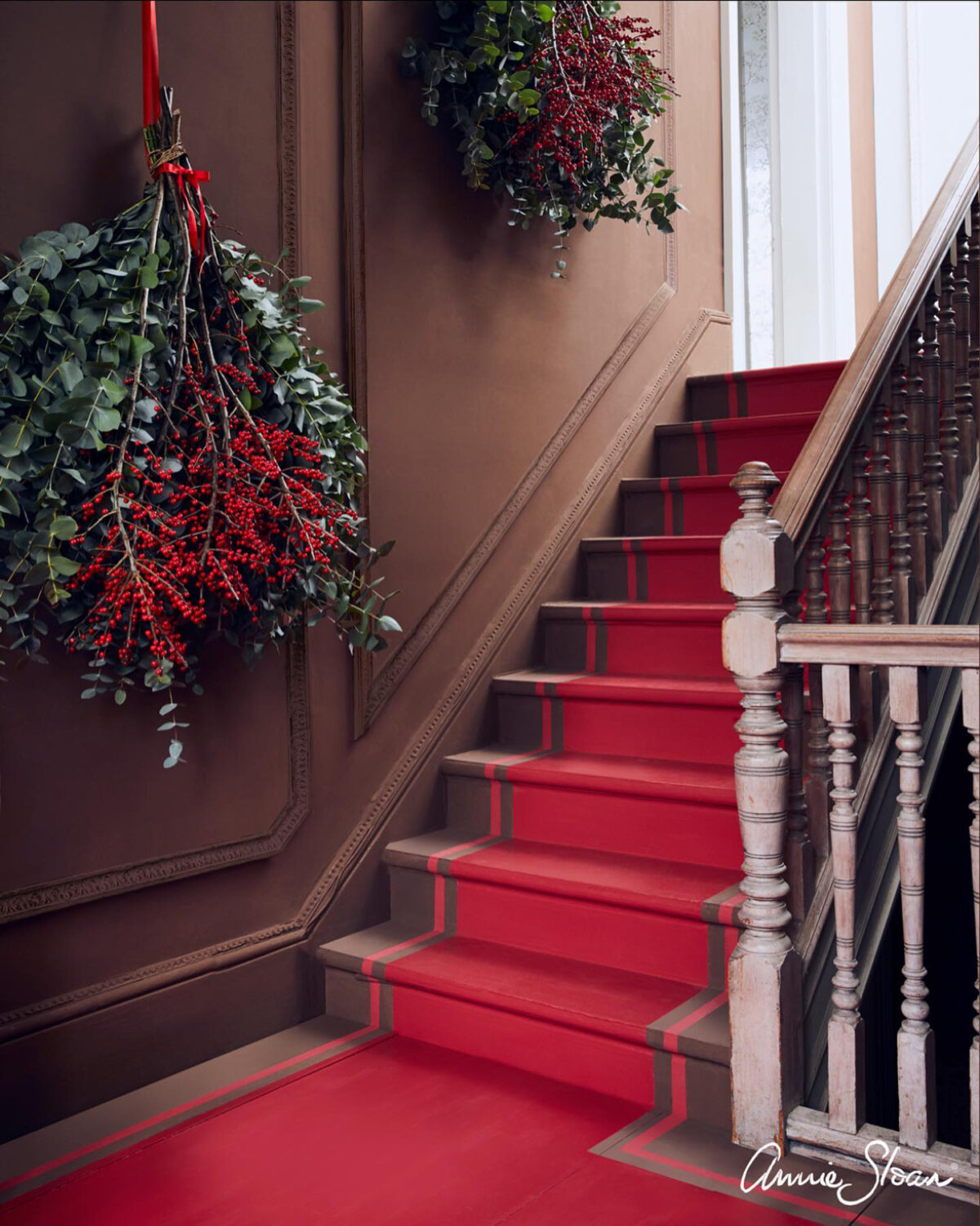 22 Christmas Stairway Decor Ideas for a Beautiful Holiday
