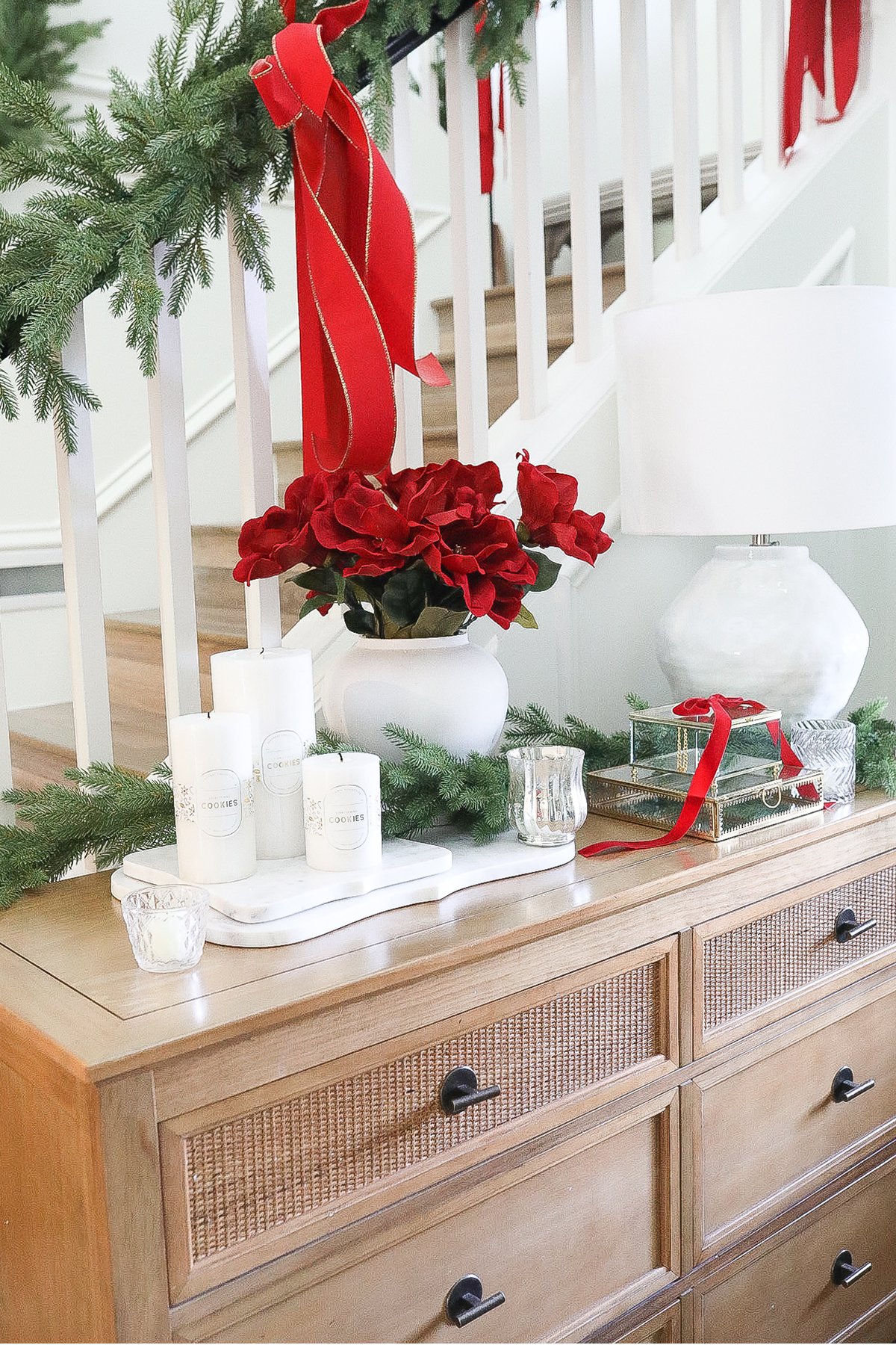 holiday-entryway-ideas-2 Decorating the Entryway with Red Ribbons
