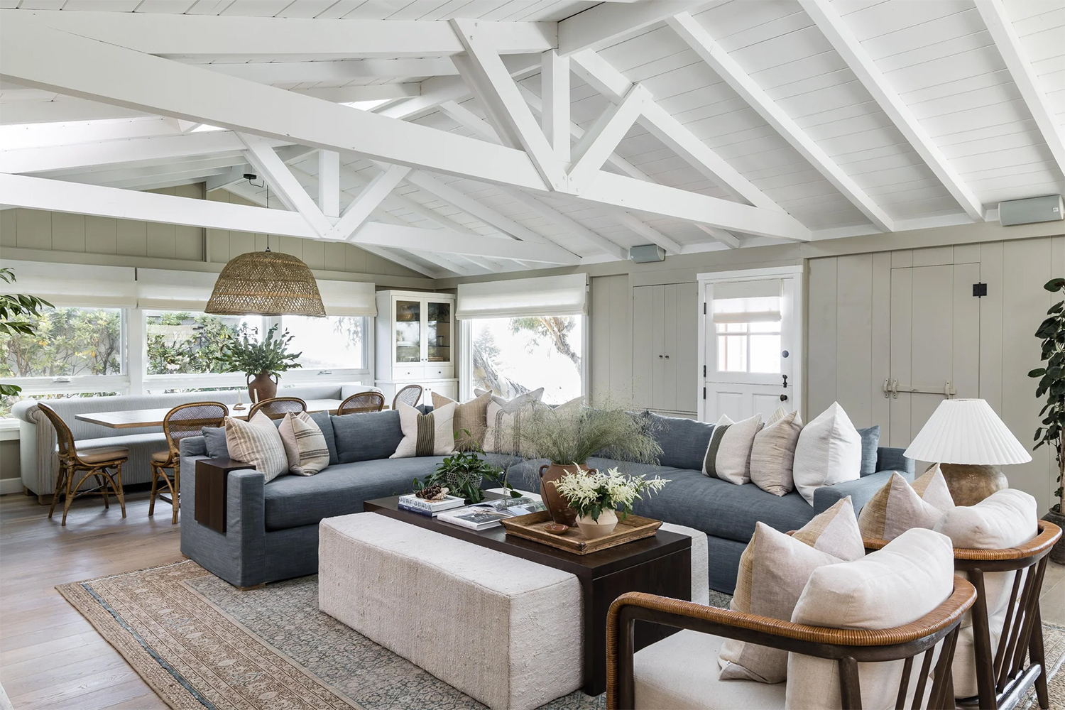 30 Coastal Living Room Ideas for a Modern Beach Home