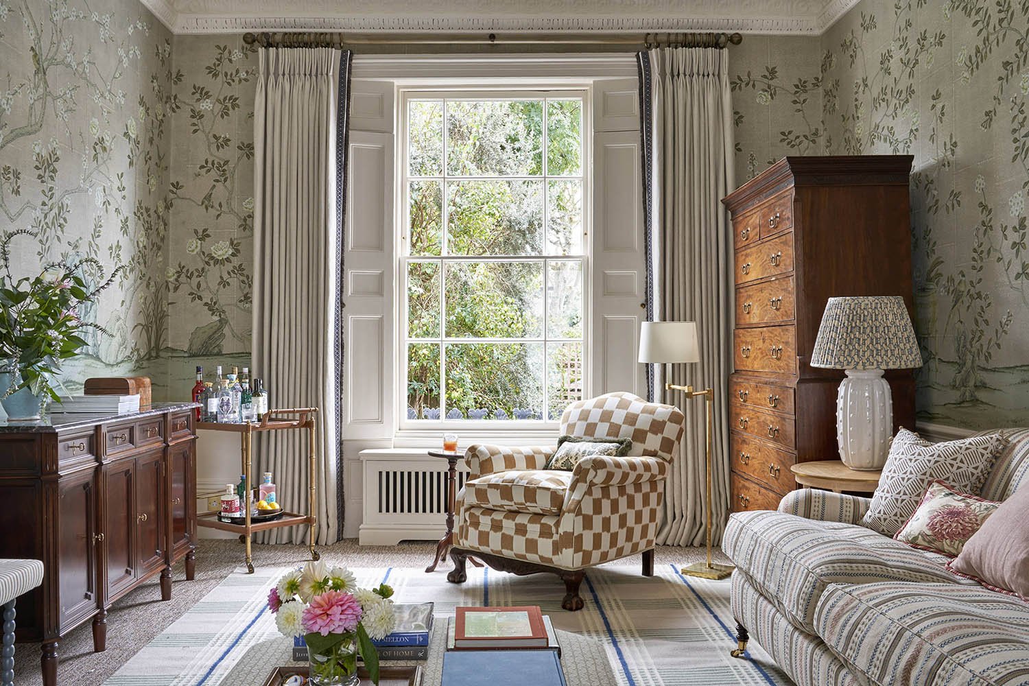 country-style-living-room-vintage-and-antique-furniture Country-Style Living Room with Vintage & Antique Furniture