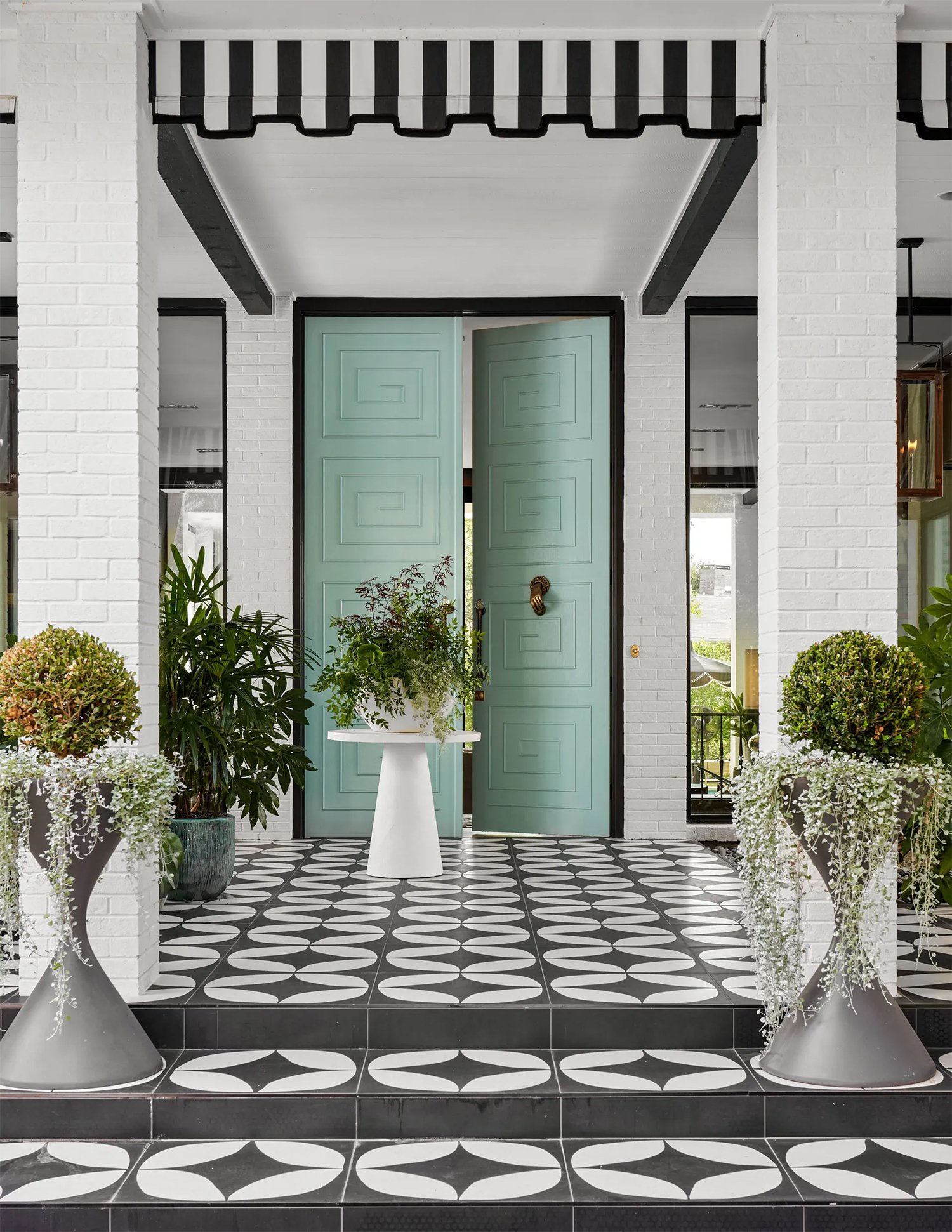 entryway-with-a-bold-color-scheme Entryway With a Bold Color Scheme