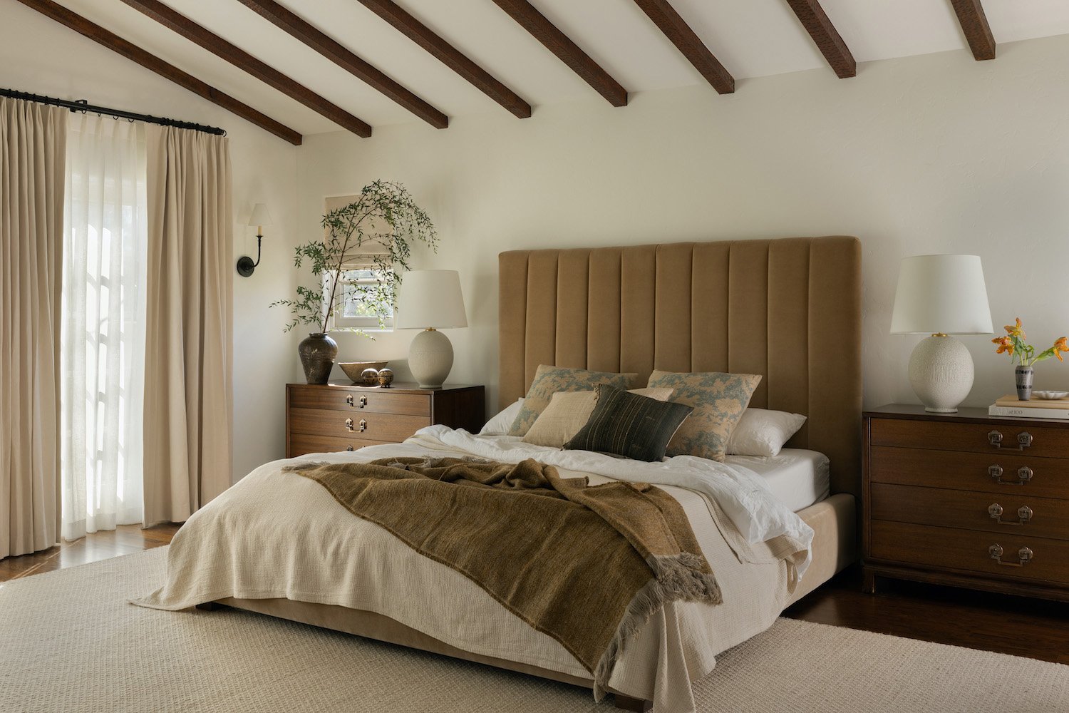 bedroom-with-green-accents Bedroom with Green Accents