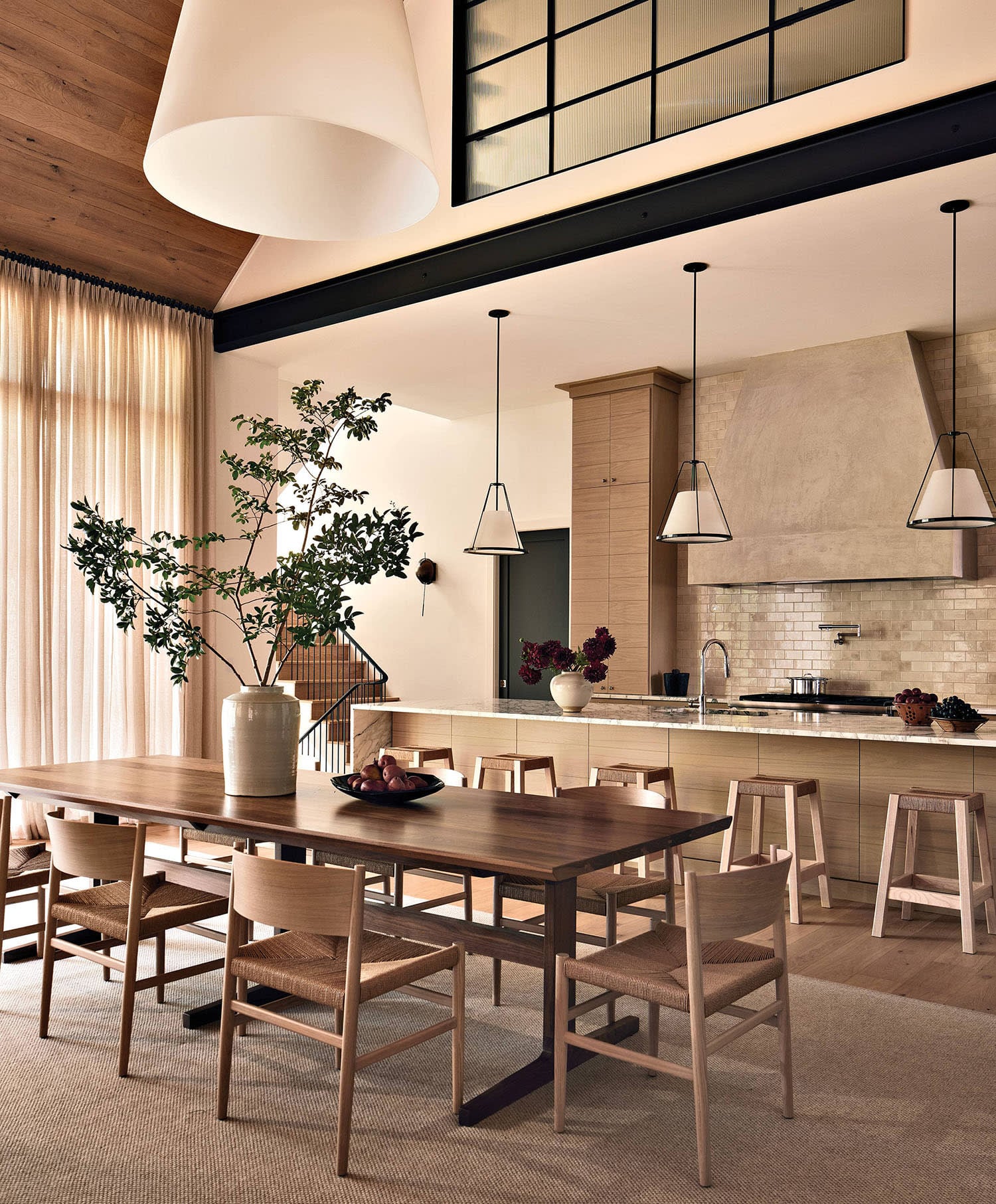 pairing-the-backsplash-and-range-hood Pulling the Color of the Hood From the Backsplash