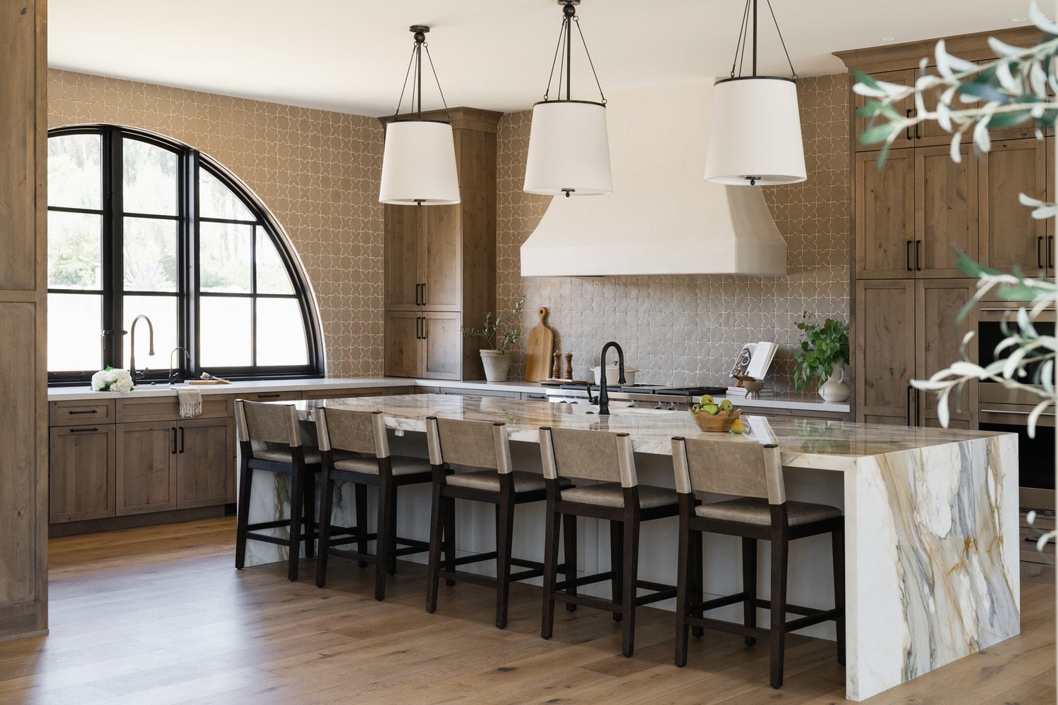 simple-vent-hood-design-to-allow-tiles-to-standout Simple Vent Hood Design to Allow Tiles to Stand Out